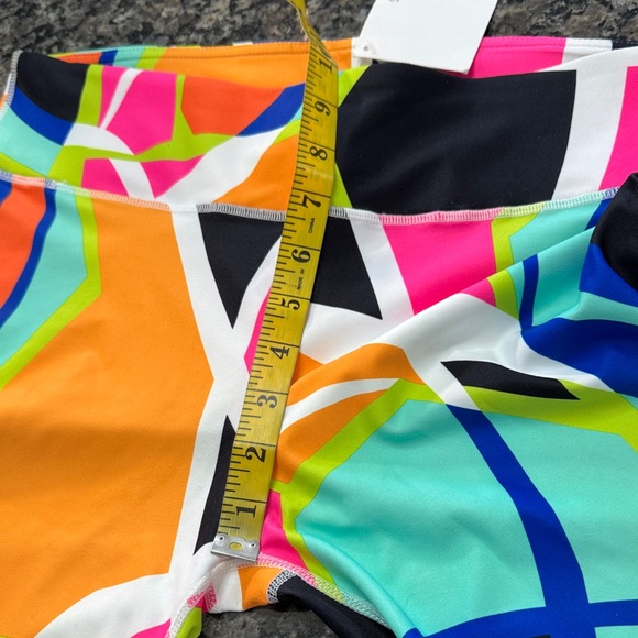 Fabletics Multicolor Geometric Capri Leggings NEW L - Picture 11 of 12